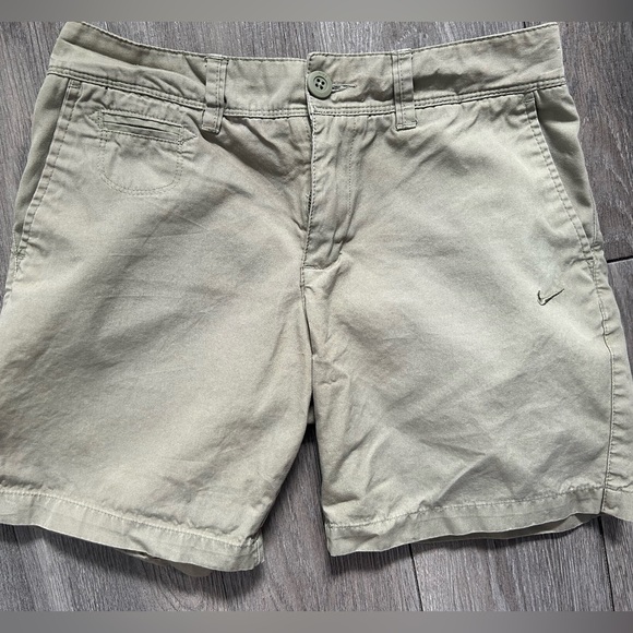 Nike Women's Army Green shorts size 6 - Picture 1 of 4